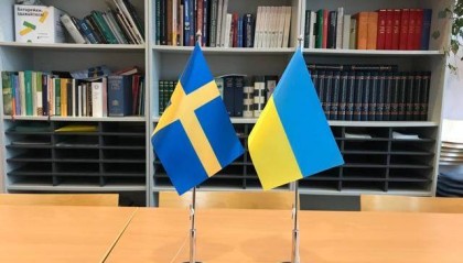 国旗太像的缘故?乌克兰瑞典两国球迷友谊地久天长