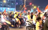 世界杯app下载-越南民众深夜狂欢！美女球迷纯洁笑容 万人骑摩托+扛国旗涌上街头