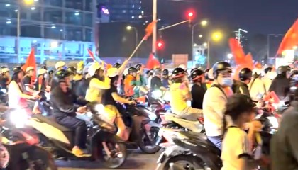 世界杯app下载-越南民众深夜狂欢！美女球迷纯洁笑容 万人骑摩托+扛国旗涌上街头