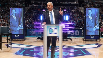 黄蜂队举办庆祝仪式 正式退役戴尔·库里的30号球衣