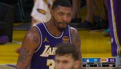 世界杯高清观看平台-分差上双了！斯玛特外线连中两记三分球 湖人领先76人10分